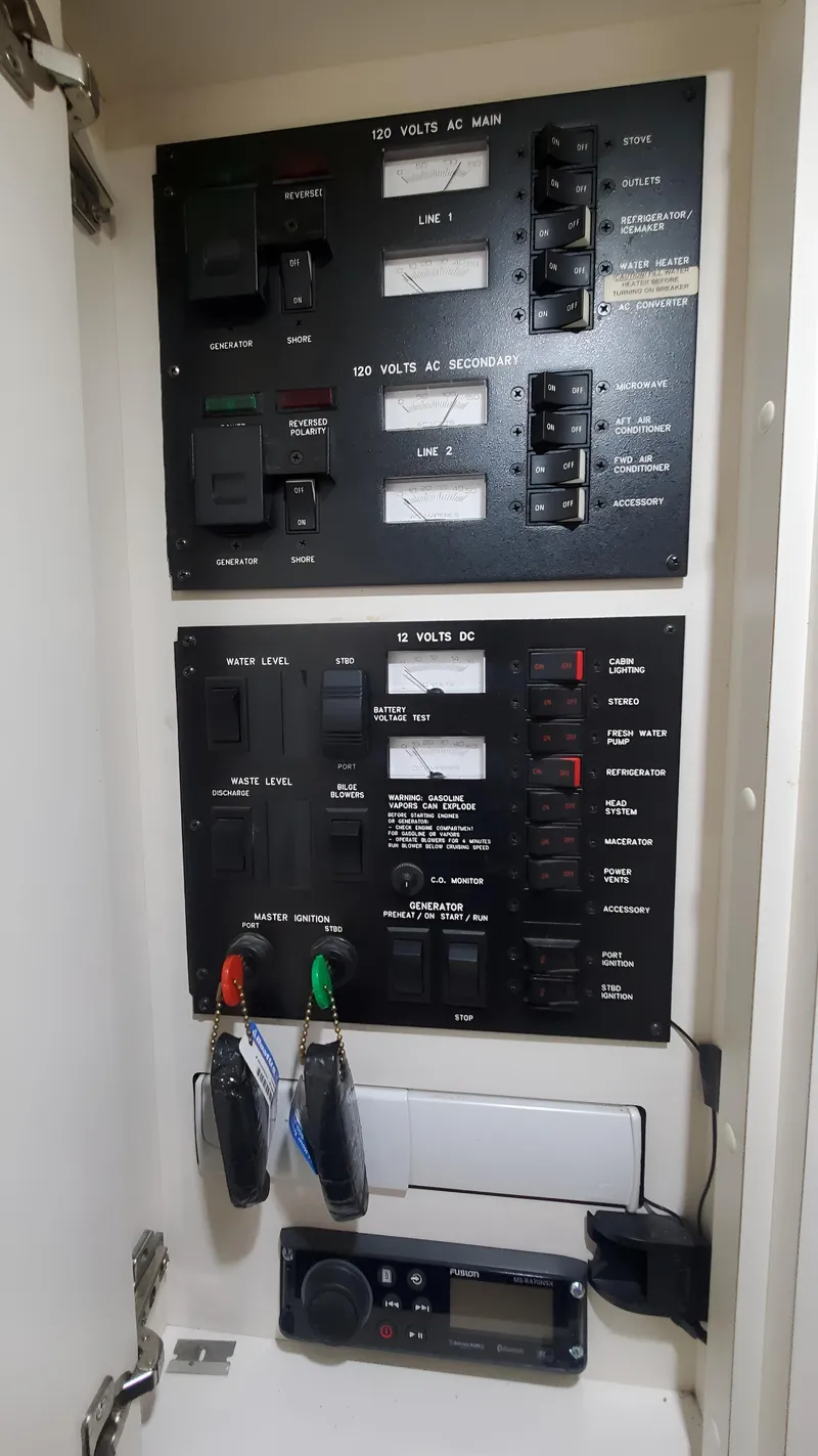 Slide: The Image of Sea Ray 370 Express Cruiser 1997 - 19