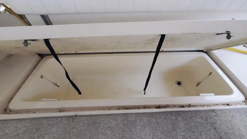 Slide: The Image of Sea Ray 370 Express Cruiser 1997 - 26