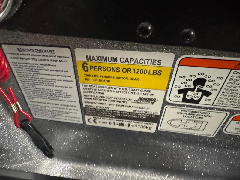 Slide: The Image of Capacity label for Nitro ZV21 boat, 2025 model, showing maximum 6 persons or 1200 lbs. - 17