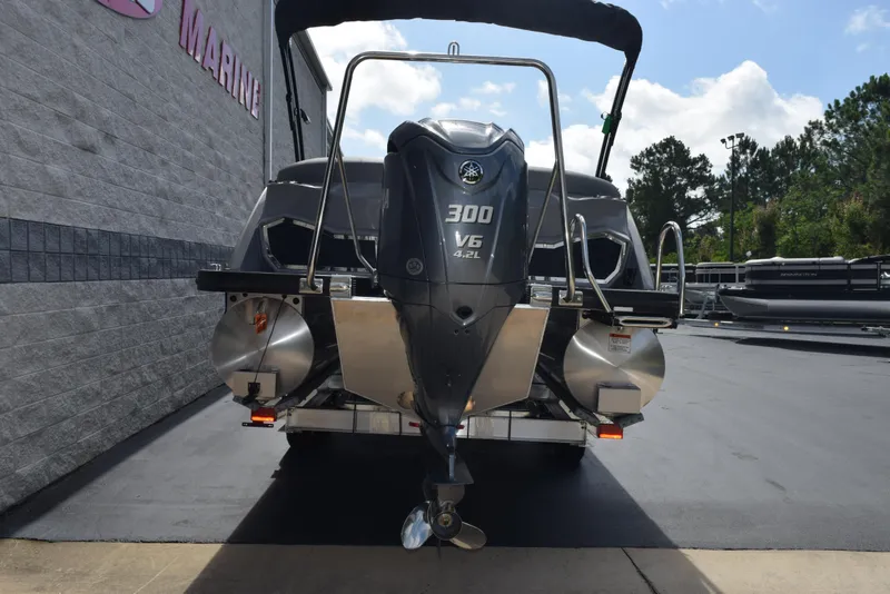 Slide: The Image of 2023 Bennington 25 RTFB boat with Yamaha 300 V6 engine at a marina. - 16