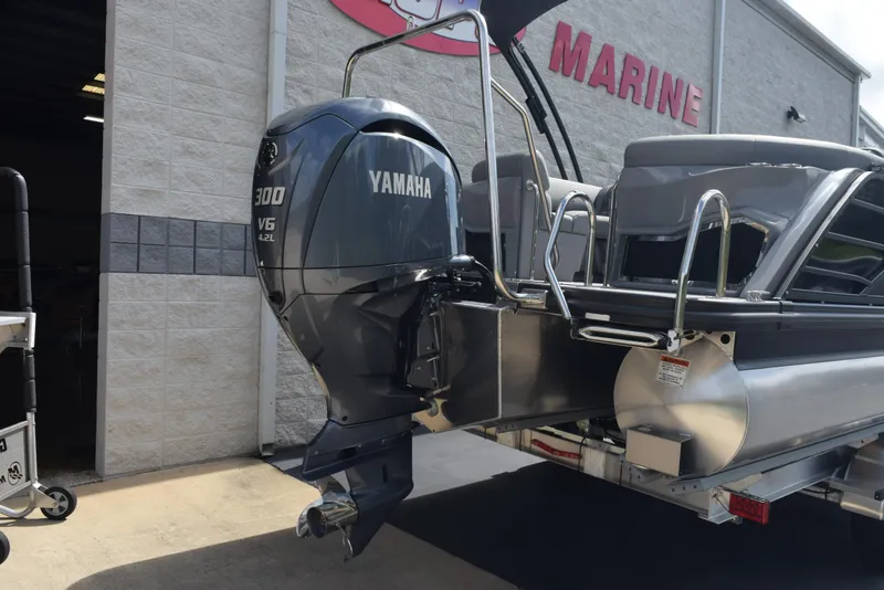 Slide: The Image of 2023 Bennington 25 RTFB boat with Yamaha 300 V6 engine at a marine shop. - 17