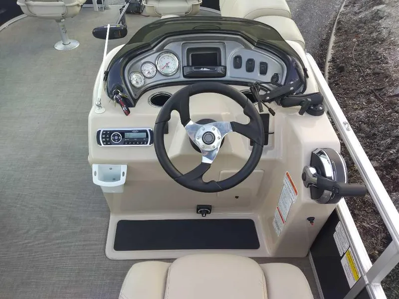 Slide: The Image of Sun Tracker FISHIN' BARGE 20 2019 - 3