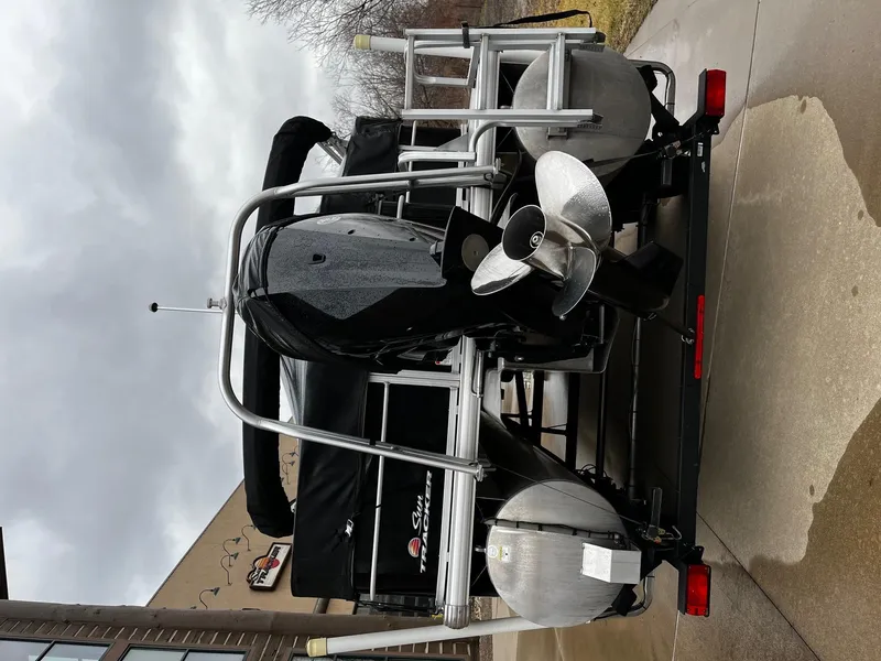 Slide: The Image of Sun Tracker FISHIN' BARGE 20 2019 - 7