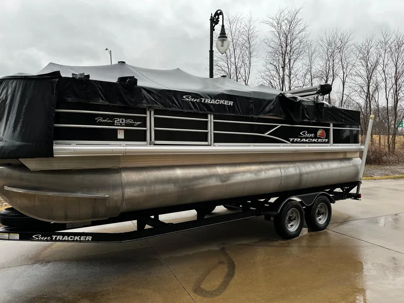 Slide: The Image of Sun Tracker FISHIN' BARGE 20 2019 - 8