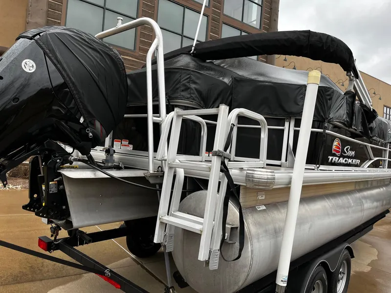 Slide: The Image of Sun Tracker FISHIN' BARGE 20 2019 - 9