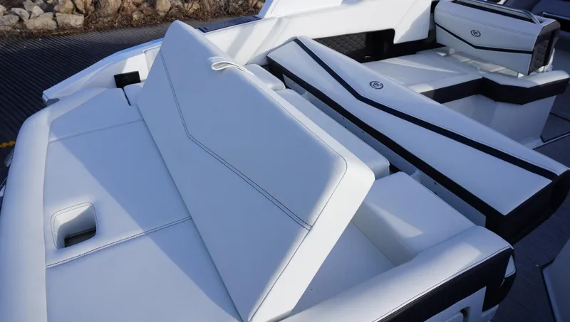 Slide: The Image of Cobalt R4 Surf 2025 - 10