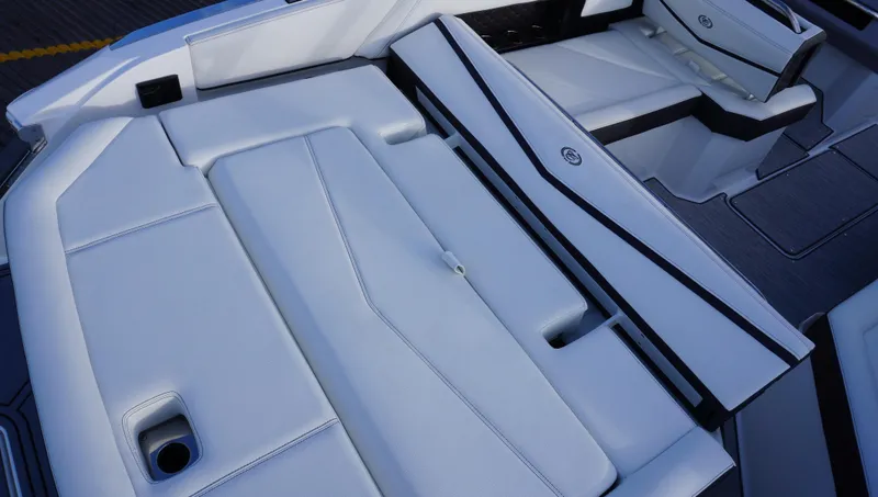 Slide: The Image of Cobalt R4 Surf 2025 - 9