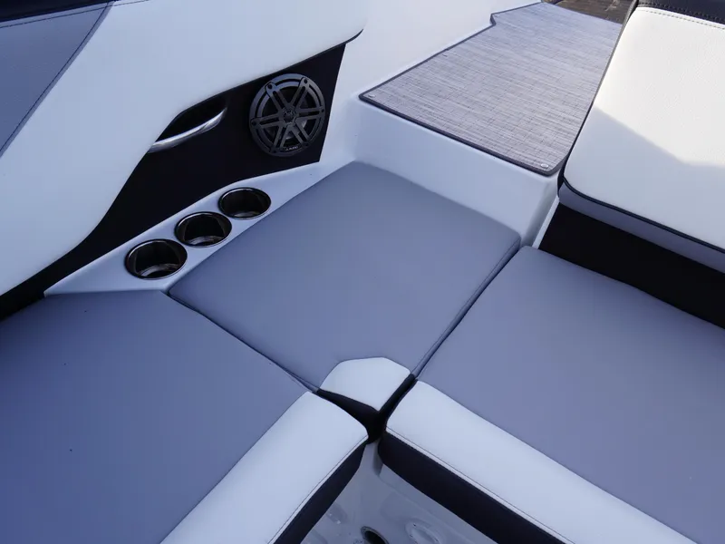 Slide: The Image of Cobalt CS23 Surf 2025 - 10