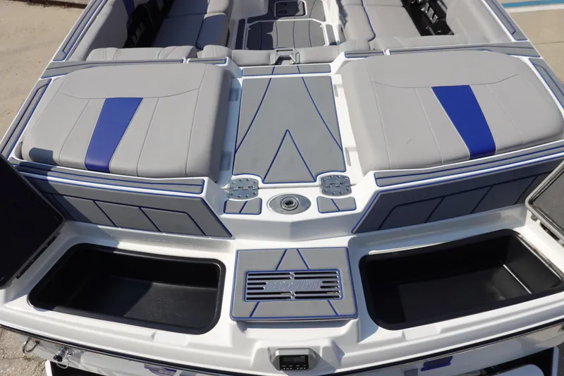 Slide: The Image of Malibu 23 LSV WAKESETTER 2022 - 10