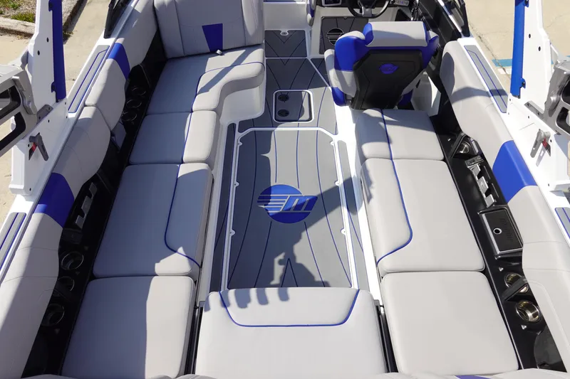 Slide: The Image of Malibu 23 LSV WAKESETTER 2022 - 12