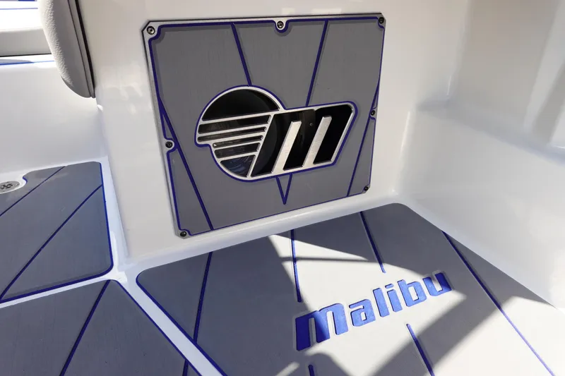 Slide: The Image of Malibu 23 LSV WAKESETTER 2022 - 18