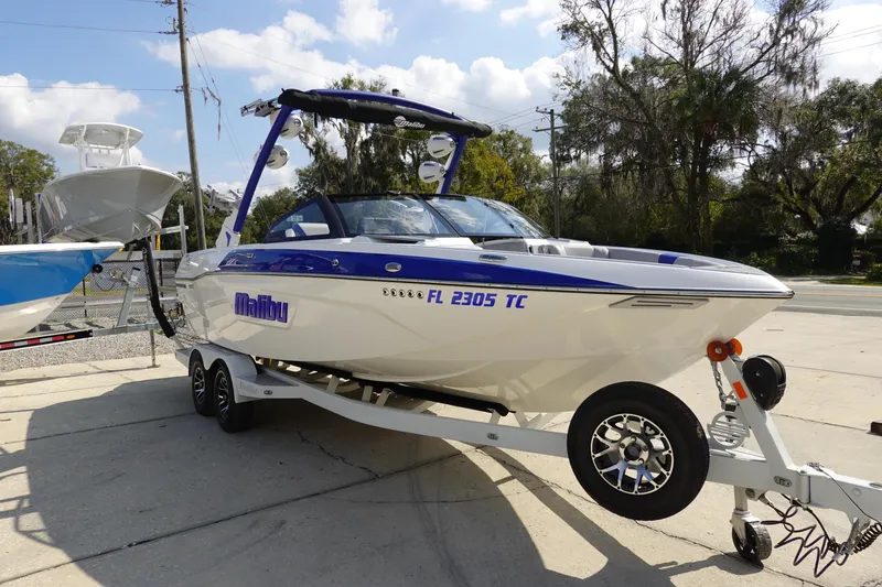 Slide: The Image of Malibu 23 LSV WAKESETTER 2022 - 3