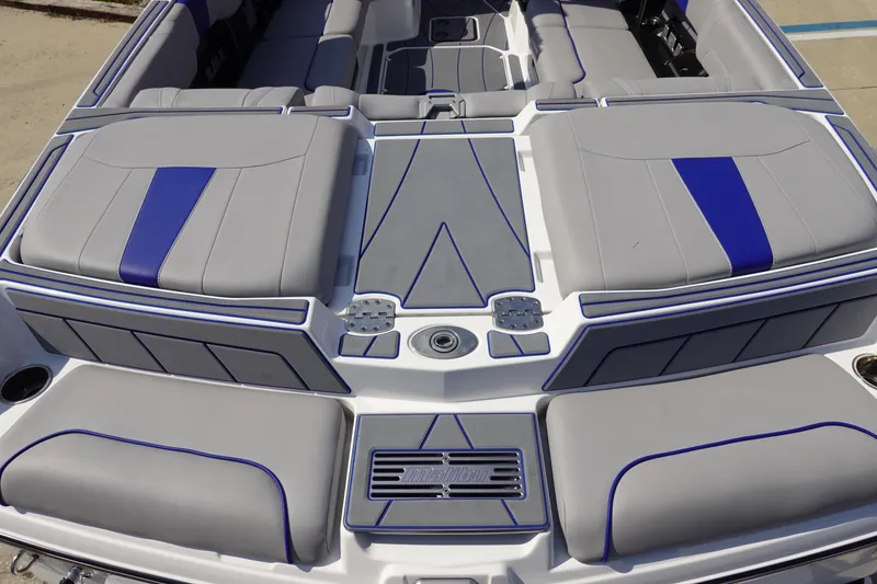 Slide: The Image of Malibu 23 LSV WAKESETTER 2022 - 9