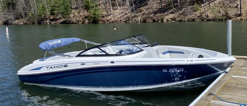The Image of 2024 Tahoe 210 Si boat docked at lakeside. - 0