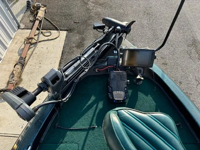 Slide: The Image of 1998 Ranger 518DVX boat deck with trolling motor and fish finder. - 4