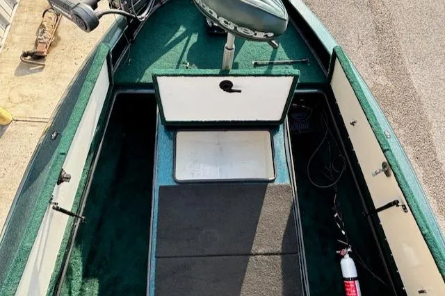Slide: The Image of 1998 Ranger 518DVX boat interior with storage compartment and fire extinguisher. - 8
