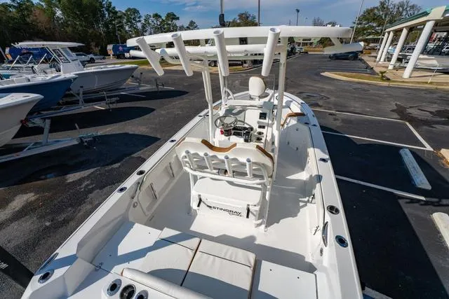 Slide: The Image of Stingray 236 CC 2025 - 12