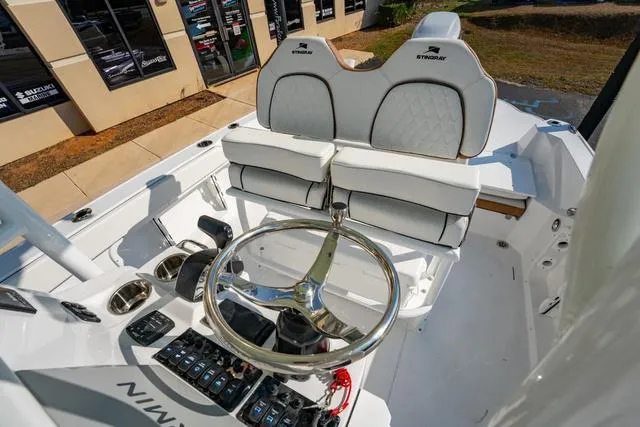 Slide: The Image of Stingray 236 CC 2025 - 13