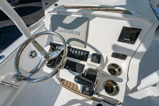 Slide: The Image of Stingray 236 CC 2025 - 14