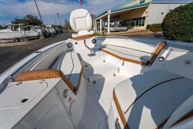 Slide: The Image of Stingray 236 CC 2025 - 18