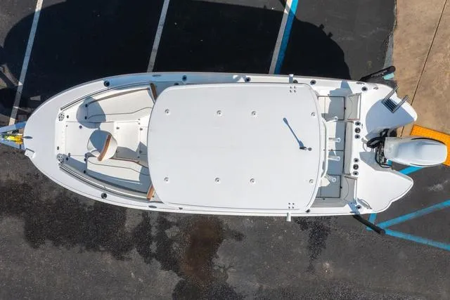 Slide: The Image of Stingray 236 CC 2025 - 24