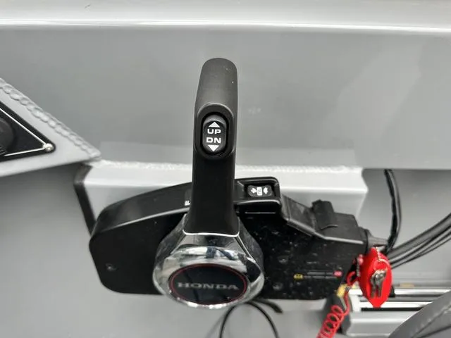 Slide: The Image of Throttle control lever on a 2021 Hewescraft Sportsman 180 SM boat with Honda branding. - 9
