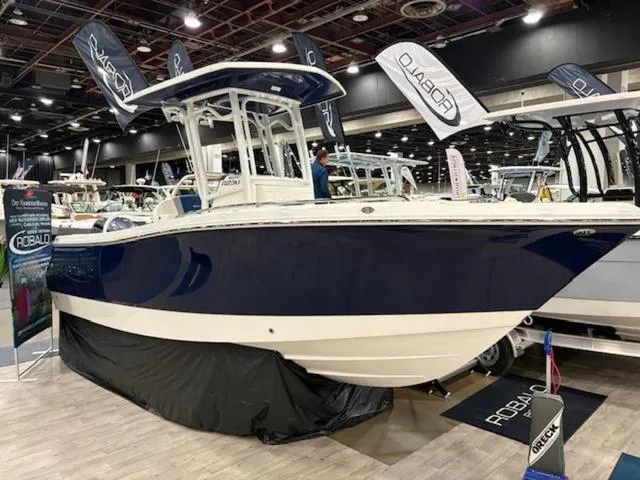 The Image of Robalo R230 Center Console 2025 - 1
