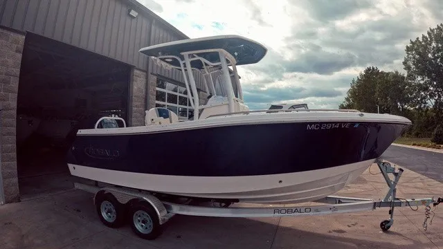 The Image of Robalo R230 Center Console 2025 - 1