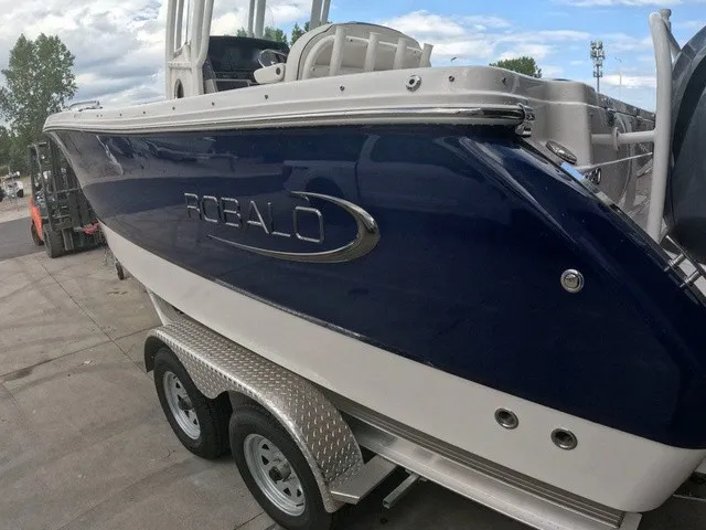 Slide: The Image of Robalo R230 Center Console 2025 - 7