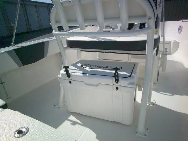 Slide: The Image of Robalo R180 Center Console 2025 - 4