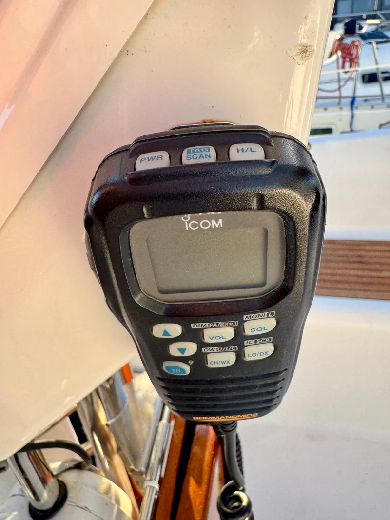 Slide: The Image of ICOM radio on 2006 Beneteau Oceanis Clipper 343 yacht, mounted on white panel. - 29