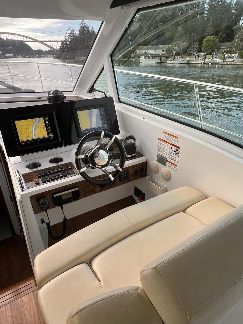 Slide: The Image of Cruisers Yachts 41 Cantius 2017 - 15