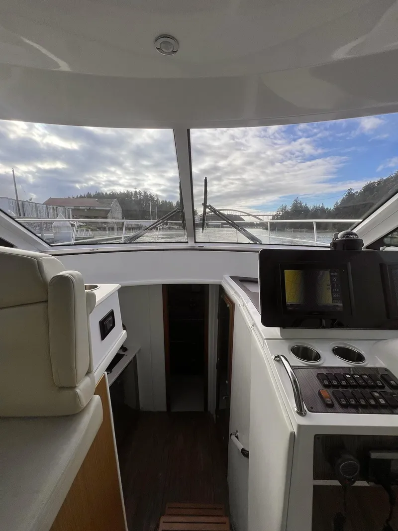 Slide: The Image of Cruisers Yachts 41 Cantius 2017 - 3