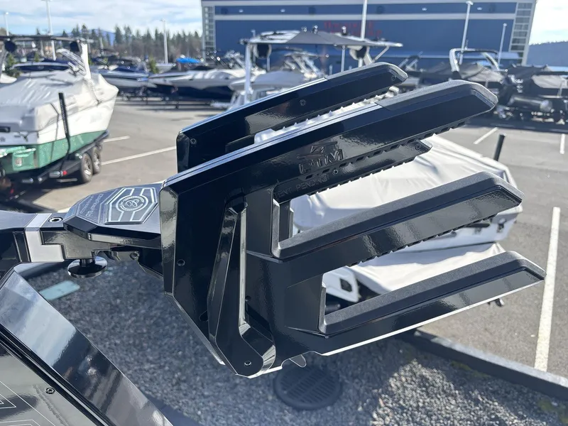 Slide: The Image of Cobalt R6 Surf 2025 - 16