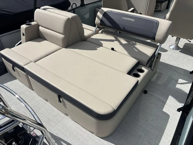 Slide: The Image of Harris Cruiser 210 2025 - 15