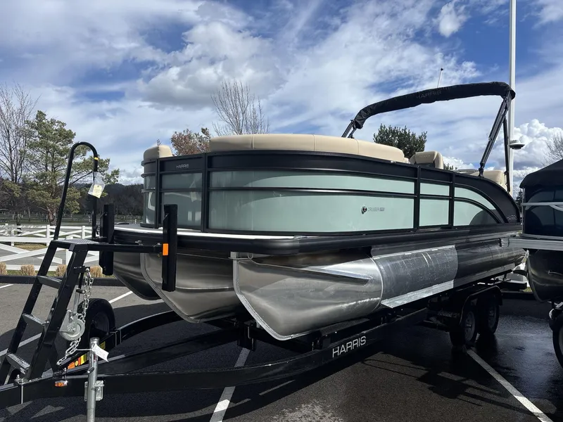 Slide: The Image of Harris Cruiser 210 2025 - 3