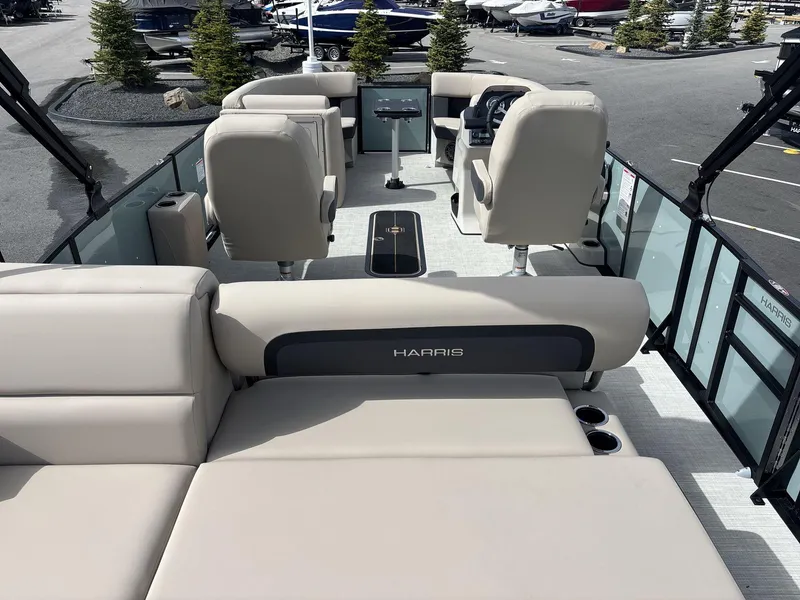 Slide: The Image of Harris Cruiser 210 2025 - 5