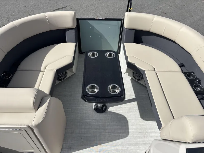 Slide: The Image of Harris Cruiser 210 2025 - 6