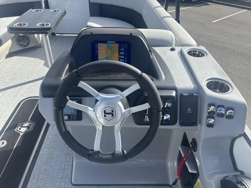 Slide: The Image of Harris Cruiser 230 2025 - 10