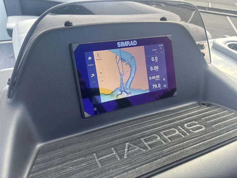 Slide: The Image of Harris Cruiser 230 2025 - 12