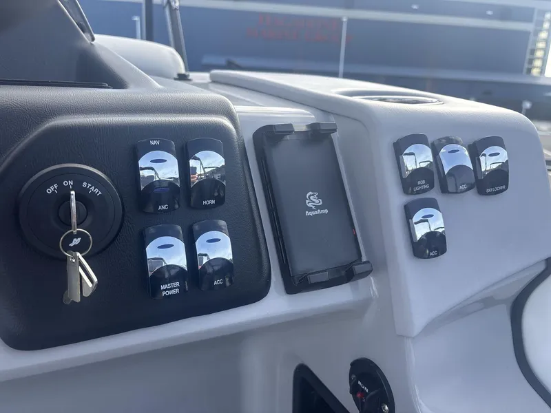 Slide: The Image of Harris Cruiser 230 2025 - 13