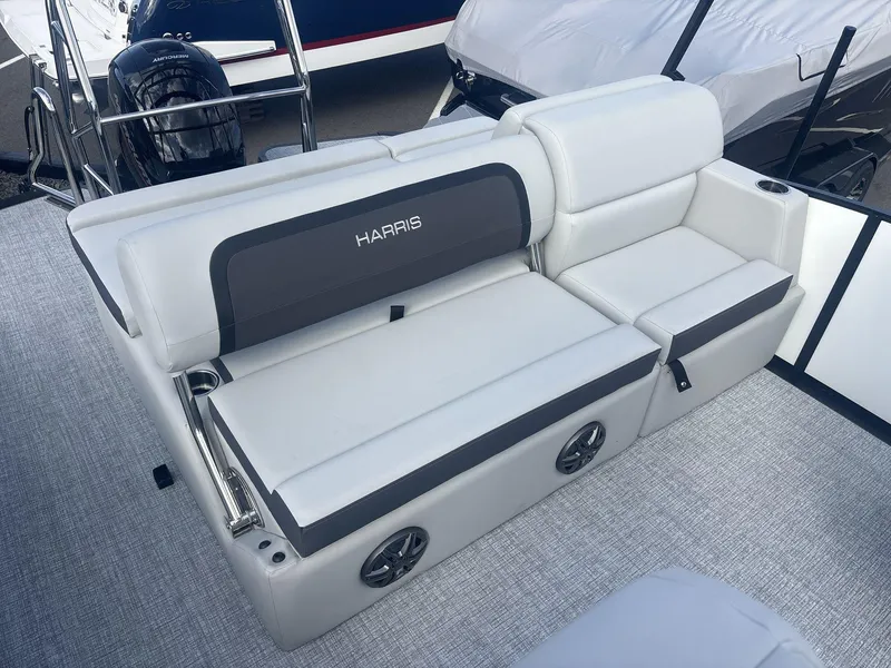 Slide: The Image of Harris Cruiser 230 2025 - 14