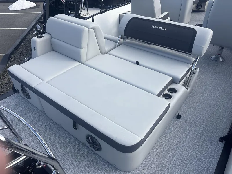 Slide: The Image of Harris Cruiser 230 2025 - 15