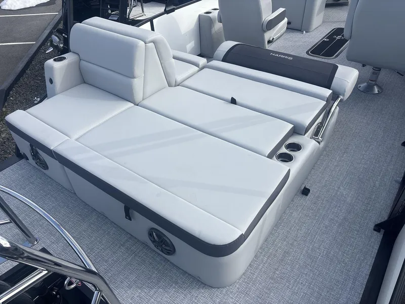 Slide: The Image of Harris Cruiser 230 2025 - 16