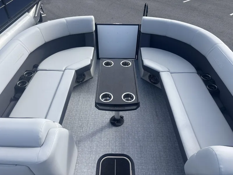 Slide: The Image of Harris Cruiser 230 2025 - 6