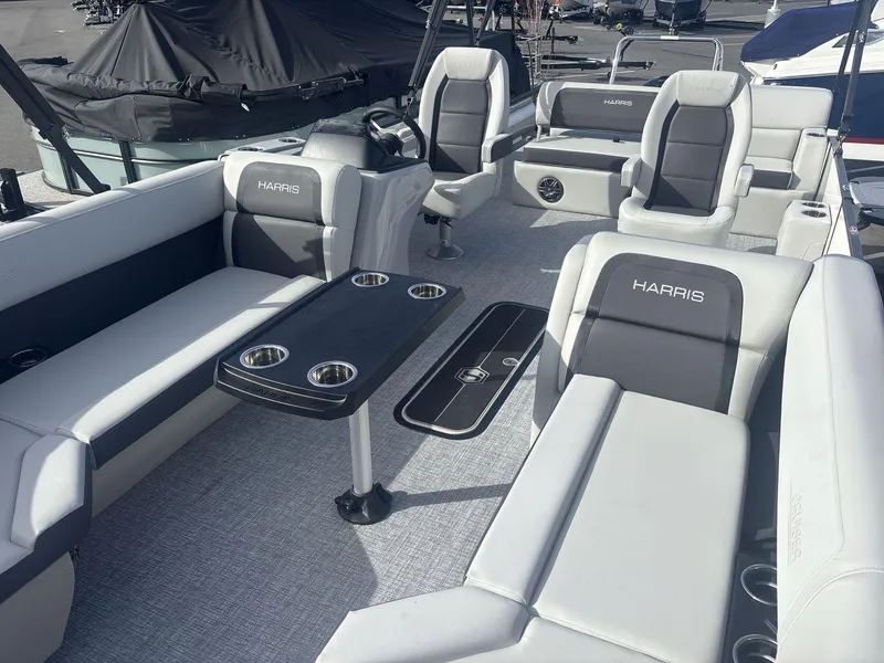 Slide: The Image of Harris Cruiser 230 2025 - 7