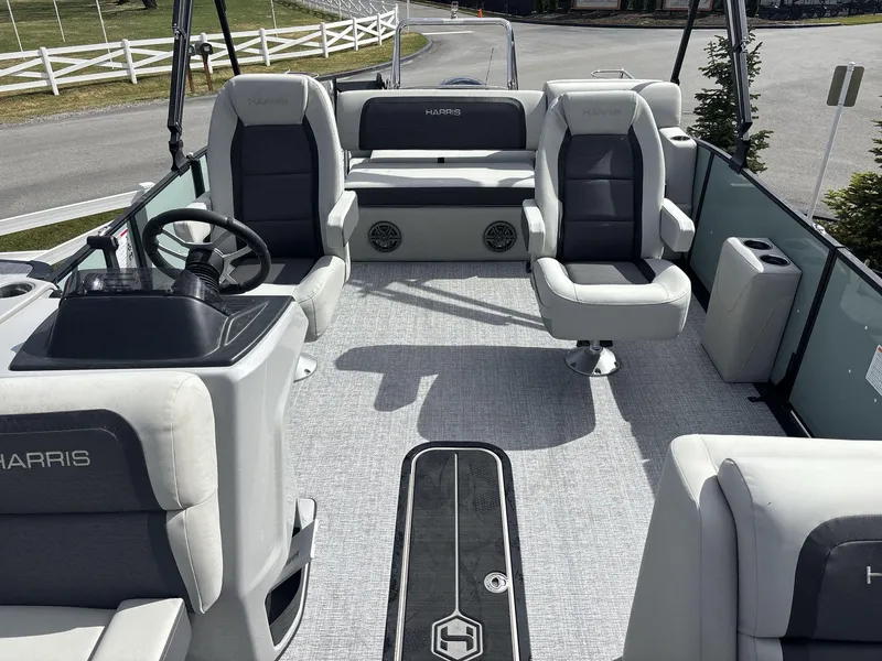 Slide: The Image of Harris Cruiser 230 2025 - 10