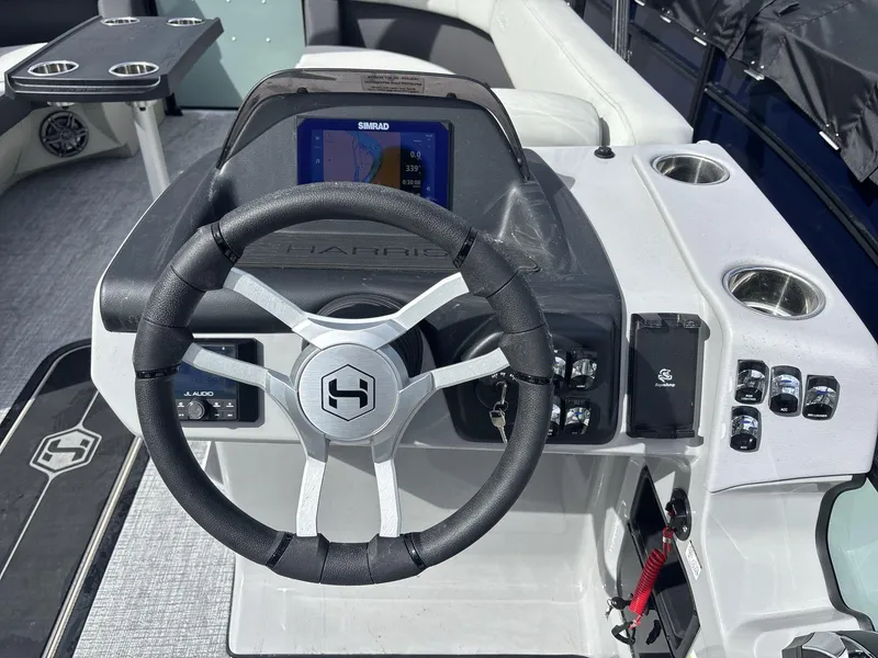 Slide: The Image of Harris Cruiser 230 2025 - 12