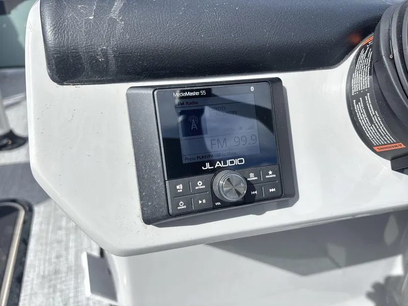 Slide: The Image of Harris Cruiser 230 2025 - 13