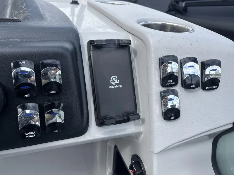 Slide: The Image of Harris Cruiser 230 2025 - 15